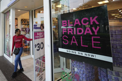 Thin Black Friday crowds mark U.S. holiday shopping kickoff