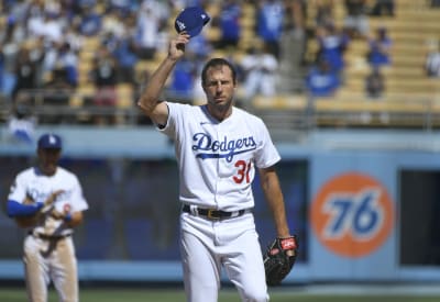 Mom throws best: Dave Roberts' mom tosses 1st pitch in LA