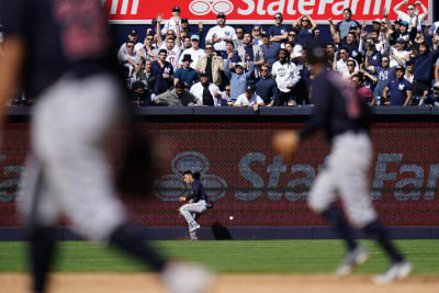 Yanks fans pelt Cleveland outfielders with debris after win