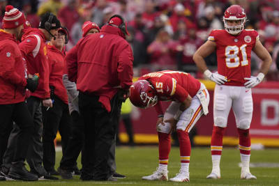 Chiefs' Mahomes hurts ankle, heads to locker room vs. Jags