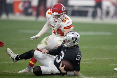 Mahomes Sets Record, Chiefs Beat Raiders for AFC's Top Seed - Bloomberg