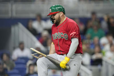 Mexico's Randy Arozarena robs Japan of a home run in the fifth inning