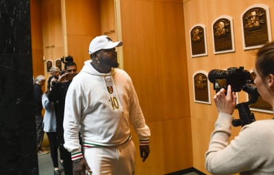 Papi! Papi!” David Ortiz tours Baseball Hall of Fame