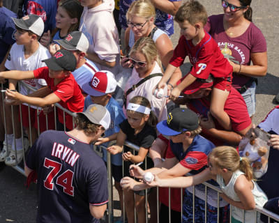 Bryce Harper takes great selfie with fan in his jersey in background