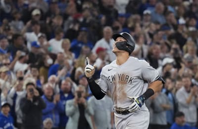 Aaron Judge signed his home run ball for a fan