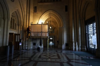 Bust of Elie Wiesel Is Added to Washington National Cathedral