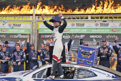 Denny Hamlin rides hot streak in Las Vegas, holds off Chase Elliott to win  NASCAR playoff race - The Boston Globe