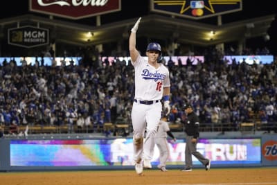 Dodgers News: Dave Roberts Commends Giants' Buster Posey For