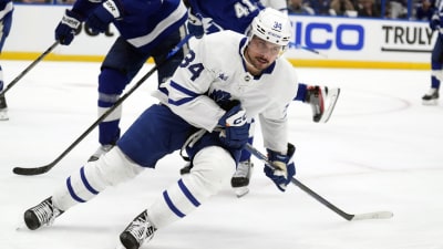 Lightning: Nikita Kucherov without shirt rips Canadiens fans after Cup