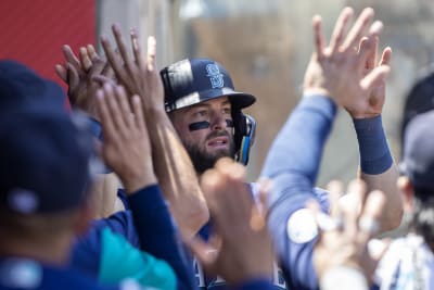 Seattle Mariners' Eugenio Suarez, right, is congratulated by Sam