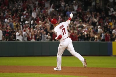 Chicago White Sox's Gavin Sheets (32) celebrates with Elvis Andrus (1)  after hitting a home run