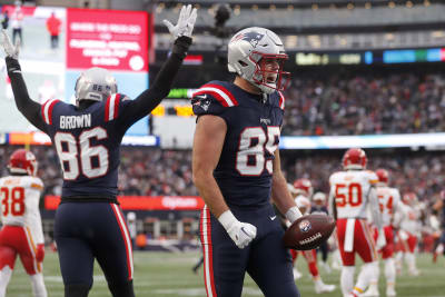 Chiefs beat Patriots 27-17, close in on 8th straight AFC West title