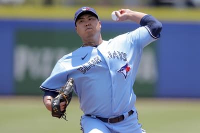 Blue Jays pitcher Hyun Jin Ryu leaves game after being struck by