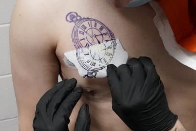 Inmates leaving gangs, stripping tats for jobs, better lives Inmates leaving gangs, stripping tats for jobs, better lives