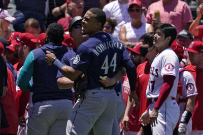 Angels, Mariners players throw punches in benches-clearing brawl