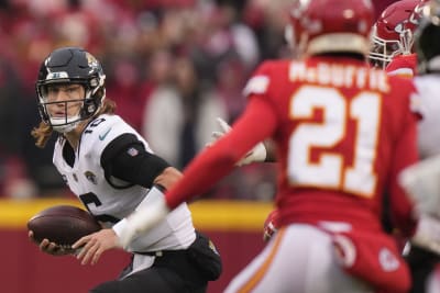 Jacksonville, FL, USA. 7th Jan, 2023. Jacksonville Jaguars quarterback  Trevor Lawrence (16) runs onto the field