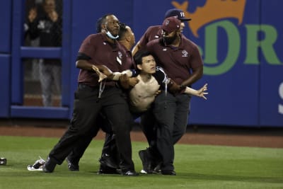 A fan evaded security to make escape during Phillies – Marlins game