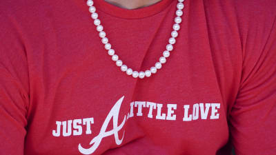 Giants' Joc Pederson breaks out pearl necklace again in return to Atlanta