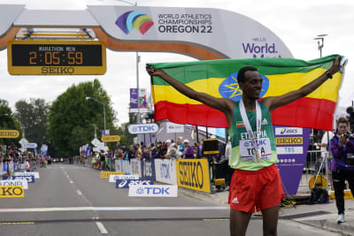 Tamirat Tola Leads Ethiopian 1-2, as Cam Levins Smashes Canadian Record at World  Championships Marathon 