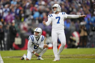 Moss upstages Taylor's return in Colts' 23-16 victory over Titans.  Richardson injures shoulder