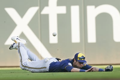 GIF of Lorenzo Cain's home-run saving catch