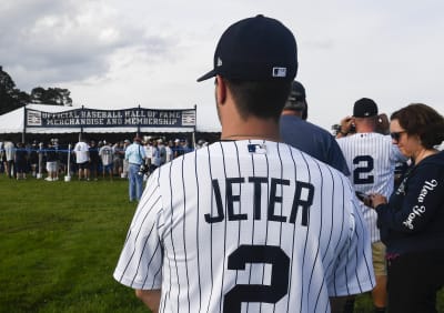 Michael Jordan surprises Derek Jeter on Derek Jeter Day at Yankee Stadium