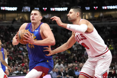 Exhausted Jokic scores 35 points, Nuggets hold off Curry, Warriors 108-105