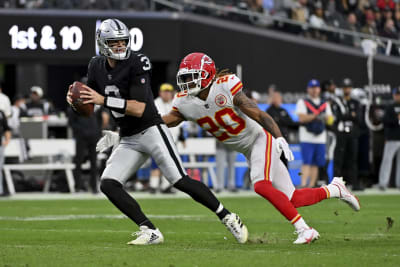 Mahomes sets record, Chiefs beat Raiders for AFC's top seed