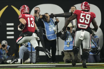 CFP National Championship: Georgia Bulldogs Eat Wings on Sidelines (VIDEO)