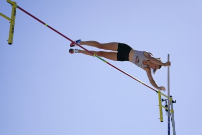 Hana Moll wins pole vault title – for herself and for her sister