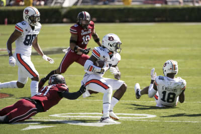 Shi Smith (13) of the South Carolina Gamecocks avoids the tackle