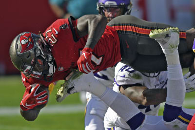 Brady Throws for Two Scores, Bucs Wear Down Vikings, 26-14