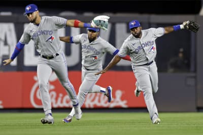 Josh Donaldson swapping jerseys with Vlad Guerrero a Blue Jays