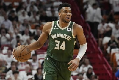 Allen, Bucks hang on after Giannis fouls out to edge Knicks