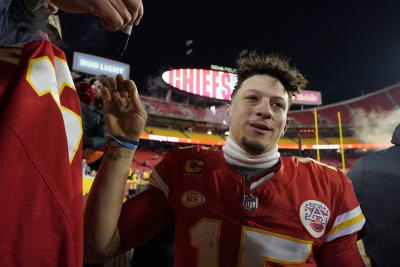 Mahomes throws a touchdown pass as Chiefs roll to 38-10 preseason win over  the Cardinals