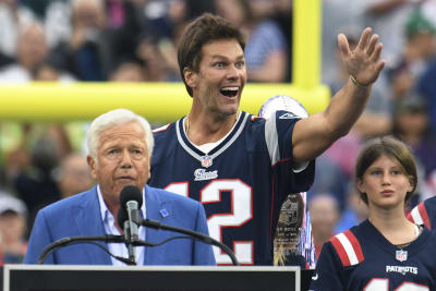 Patriots Quarterback Tom Brady pumps up the crowd about an hour before a  game as he starts his warmups. (Photo by Providence Journal/TNS/Sipa USA  Stock Photo - Alamy