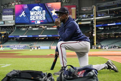 News Photo : Dansby Swanson of the Atlanta Braves watches the