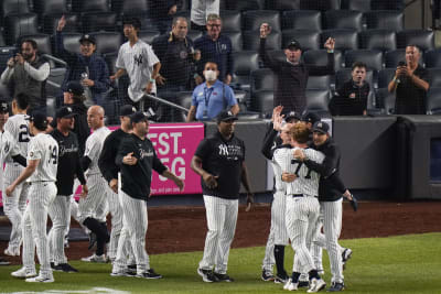 Didi Gregorius Makes A Ridiculous Over-The-Shoulder Catch 