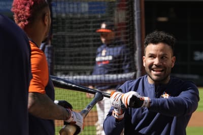 Altuve engages with fan who rushed field for selfie in ALCS