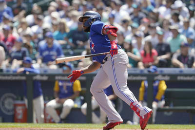 Mariners win 7th in row, top Blue Jays 2-1 on Santana homer