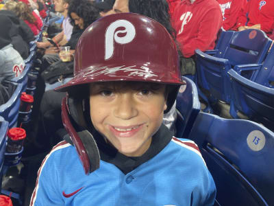 Lucky fan talks Harper's helmet, 09/28/2023