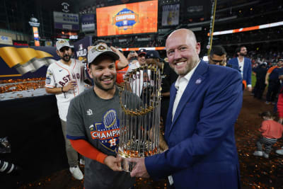 Altuve engages with fan who rushed field for selfie in ALCS