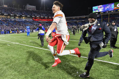 Mahomes throws a touchdown pass as Chiefs roll to 38-10 preseason win over  the Cardinals