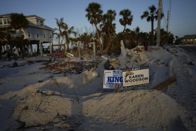 Breaking - Nicole, now a hurricane, barrels toward Florida