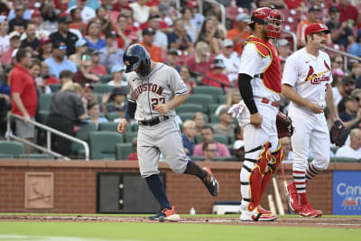 Cardinals reliever Gallegos gets wiped down by umpire after using