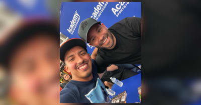 Altuve engages with fan who rushed field for selfie in ALCS