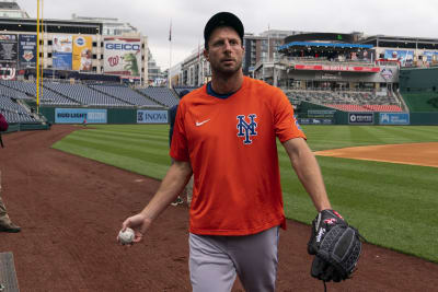 Max Scherzer wears Mets gear in first spring training photos