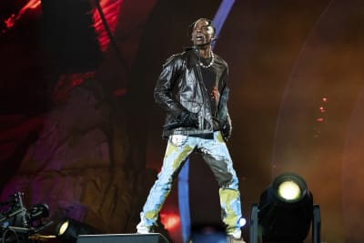 Travis Scott hyping up Astros fans at game 6 of the #WorldSeries ⚾️🔥 