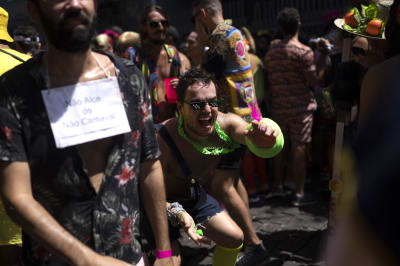 Rio Cancels Carnival Street Parties but Keeps Parade - The New York Times
