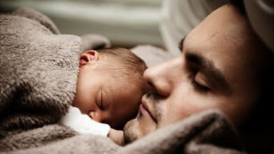 10 Things a Dad Can Do to Help a Postpartum Mom